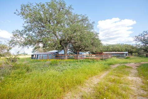 1698 W Fm 2200 Devine TX 78016