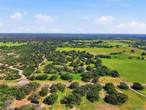 1698 W Fm 2200 Devine TX 78016