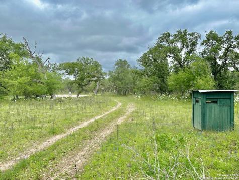 177.9 Ac Cr 7711 Devine TX 78016