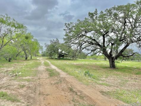 177.9 Ac Cr 7711 Devine TX 78016