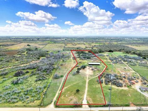 1948 County Road 302 Floresville TX 78114