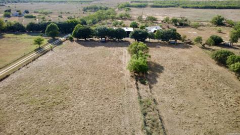 2710 N State Highway 80 Nixon TX 78140