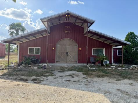 2710 N State Highway 80 Nixon TX 78140