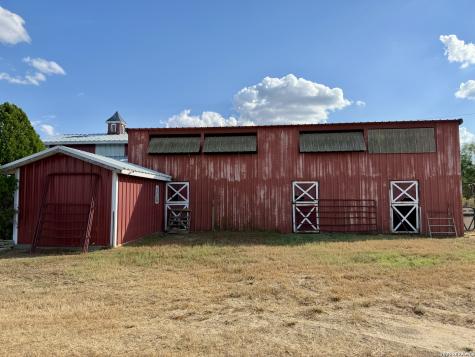 2710 N State Highway 80 Nixon TX 78140