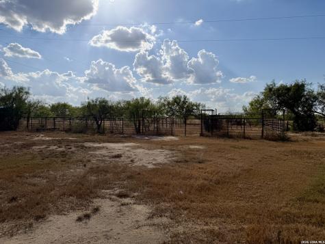 2710 N State Highway 80 Nixon TX 78140
