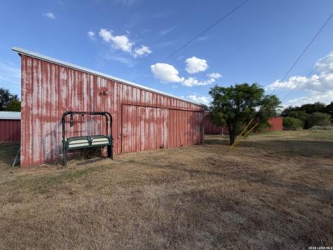 2710 N State Highway 80 Nixon TX 78140