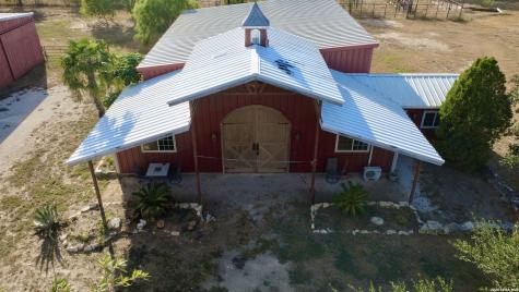 2710 N State Highway 80 Nixon TX 78140