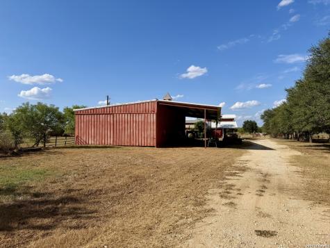 2710 N State Highway 80 Nixon TX 78140