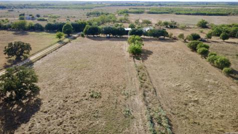 2710 N State Highway 80 Nixon TX 78140