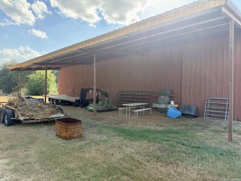 2710 N State Highway 80 Nixon TX 78140
