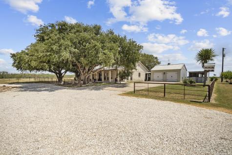 809 County Road 213 Mccoy TX 78113