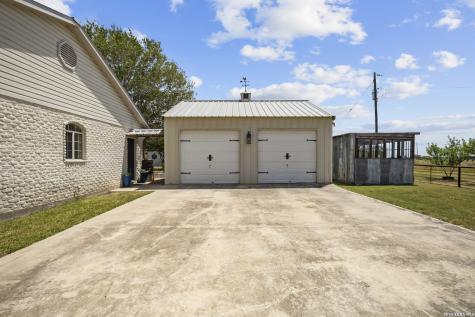 809 County Road 213 Mccoy TX 78113