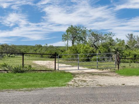 4225 Mineral Cemetery Road Beeville TX 78102
