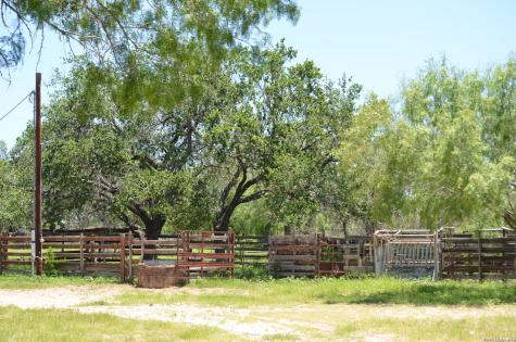 1140 County Road 765 Moore TX 78057