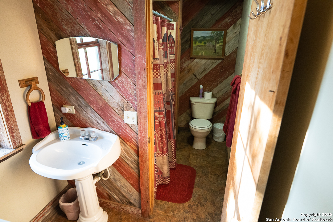35298 Fm 187 Vanderpool TX 78885