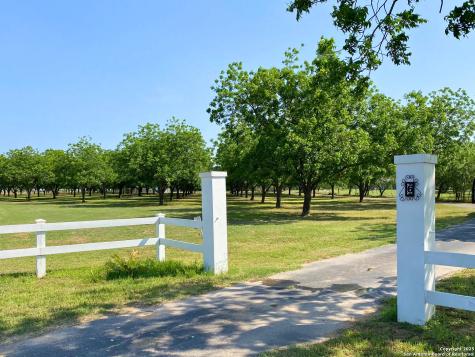 6 Collins Hill Road Lytle TX 78052
