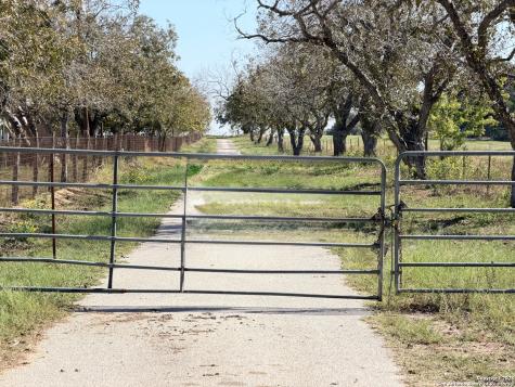 2880 2nd Pleasanton TX 78064