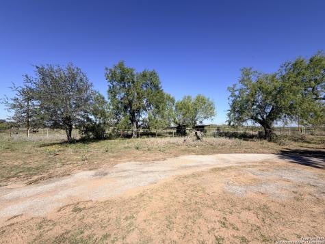 2880 2nd Pleasanton TX 78064