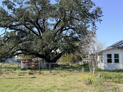 2880 2nd Pleasanton TX 78064