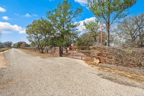 1240 County Road 324 Adkins TX 78101