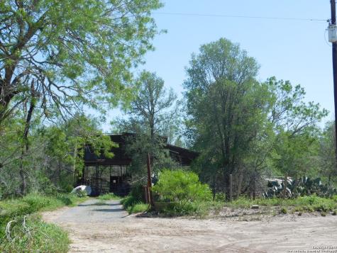 1590 Mccauley Road Floresville TX 78114