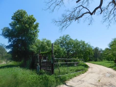 1590 Mccauley Road Floresville TX 78114