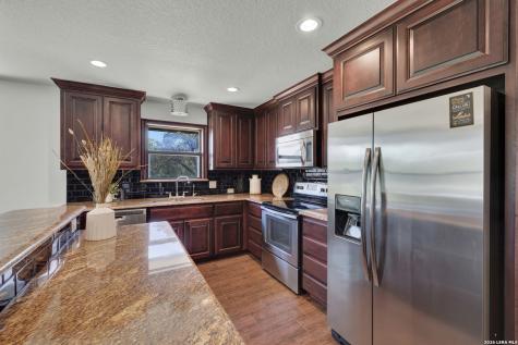 1798 County Road 359 Gillett TX 78116