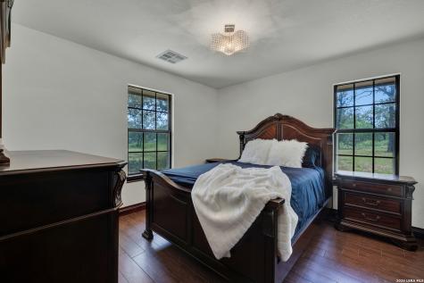 1798 County Road 359 Gillett TX 78116
