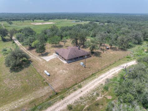 1798 County Road 359 Gillett TX 78116