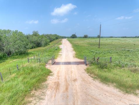 1798 County Road 359 Gillett TX 78116