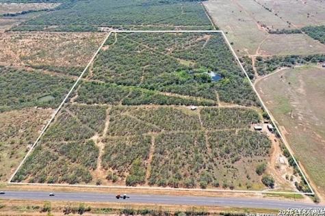 15655 Highway 140 Charlotte TX 78011