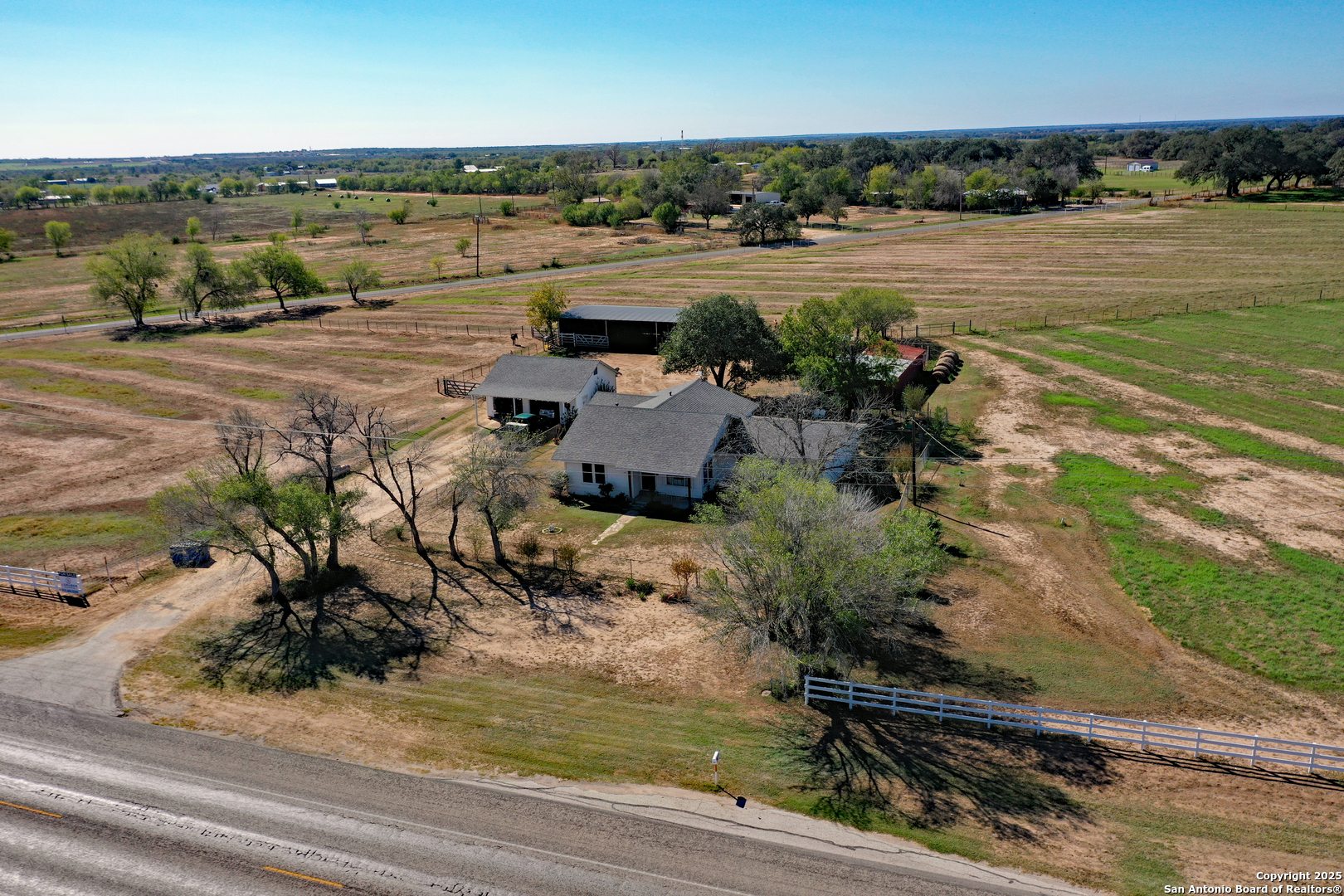 461 Highway 173 S Devine TX 78016