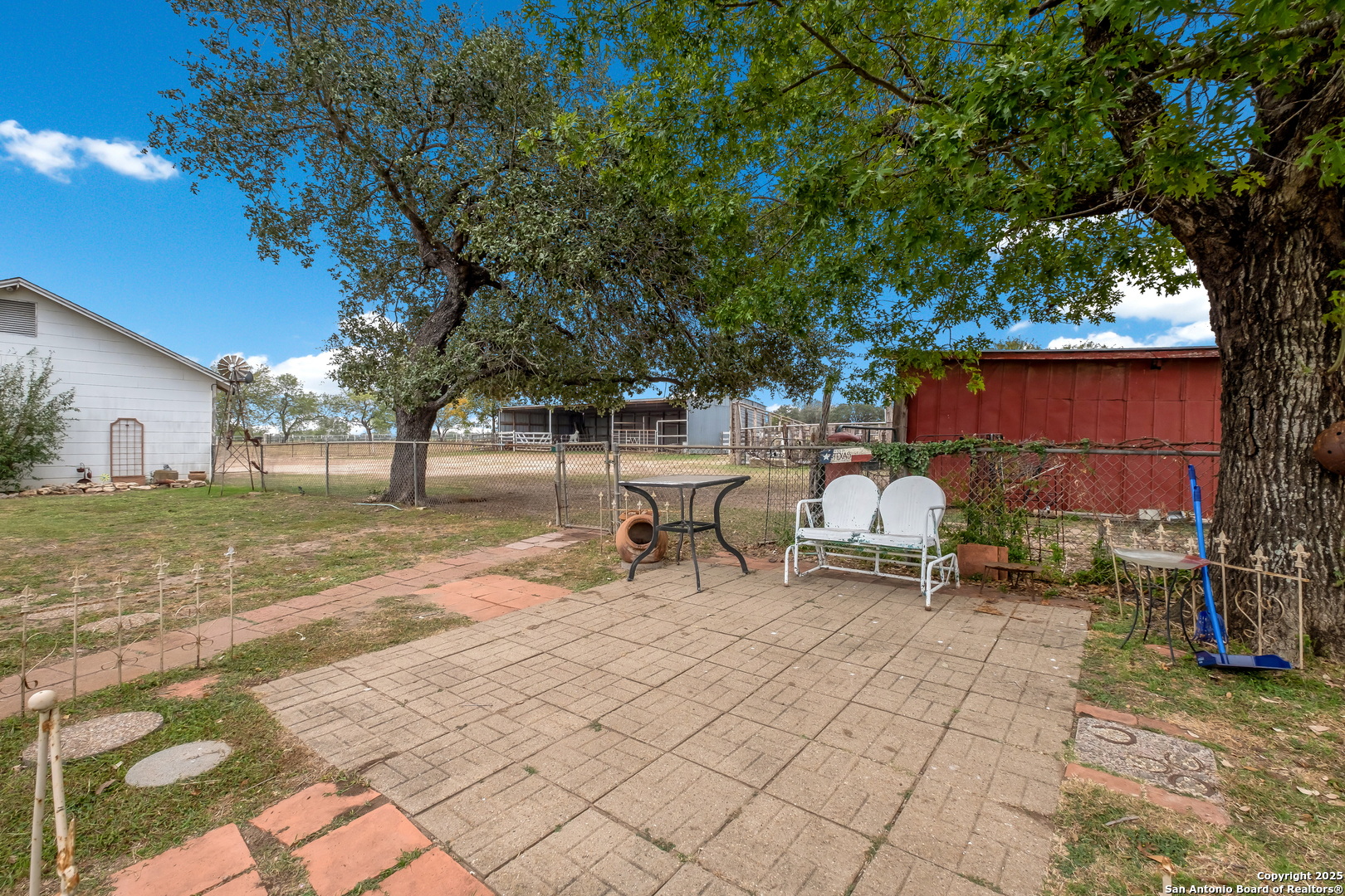 461 Highway 173 S Devine TX 78016