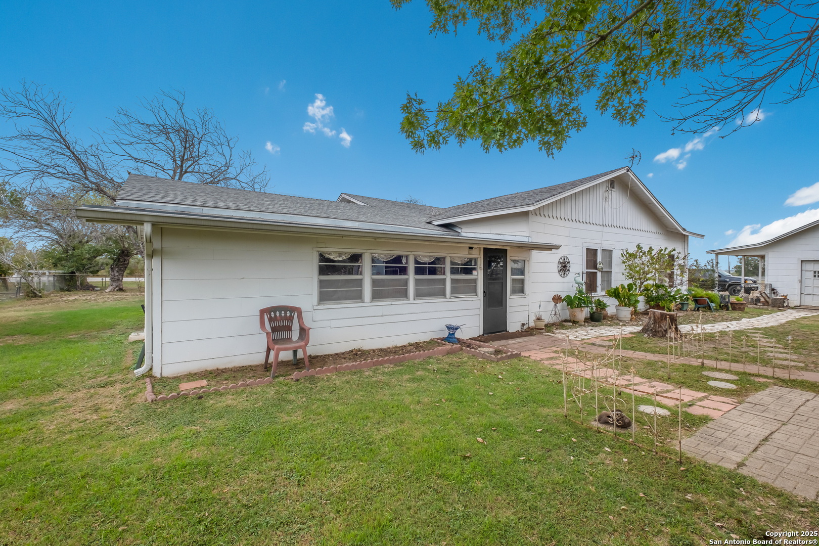 461 Highway 173 S Devine TX 78016