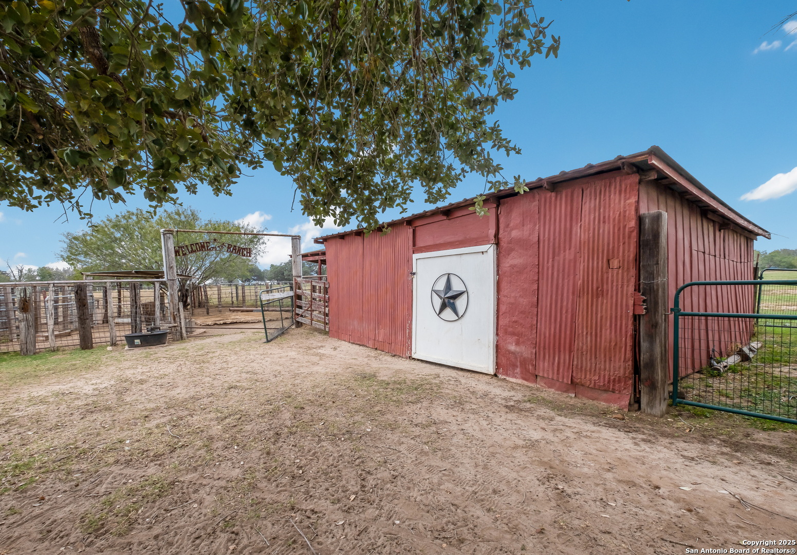 461 Highway 173 S Devine TX 78016