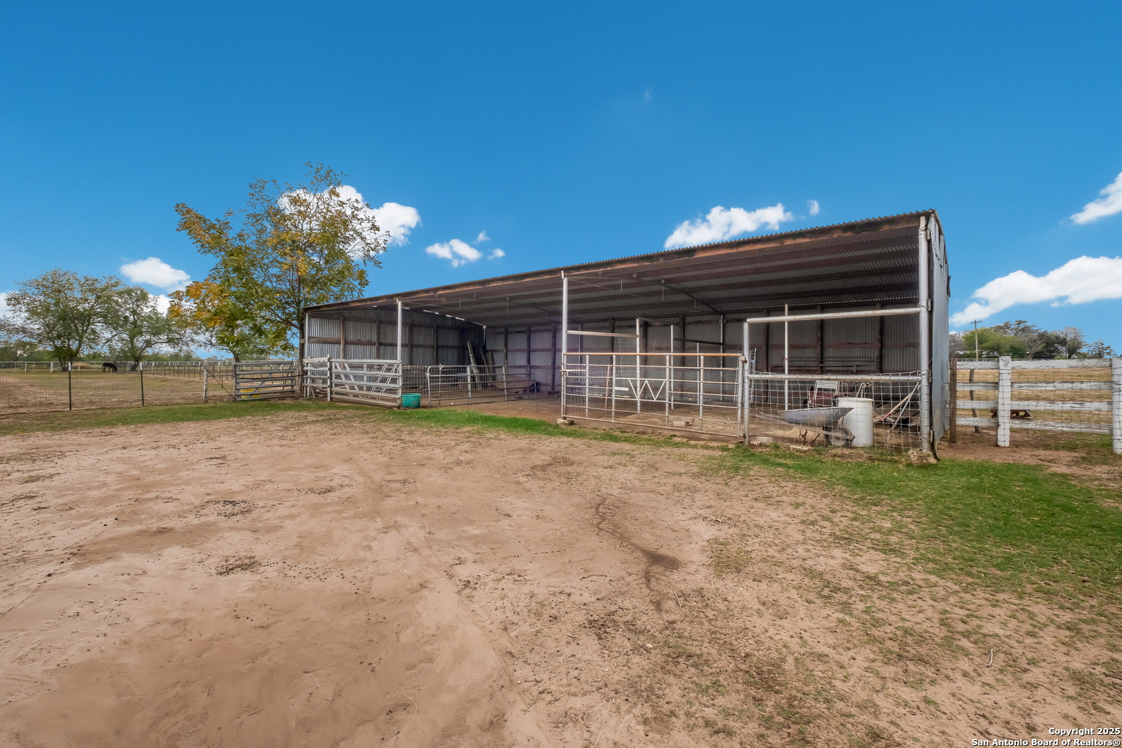 461 Highway 173 S Devine TX 78016