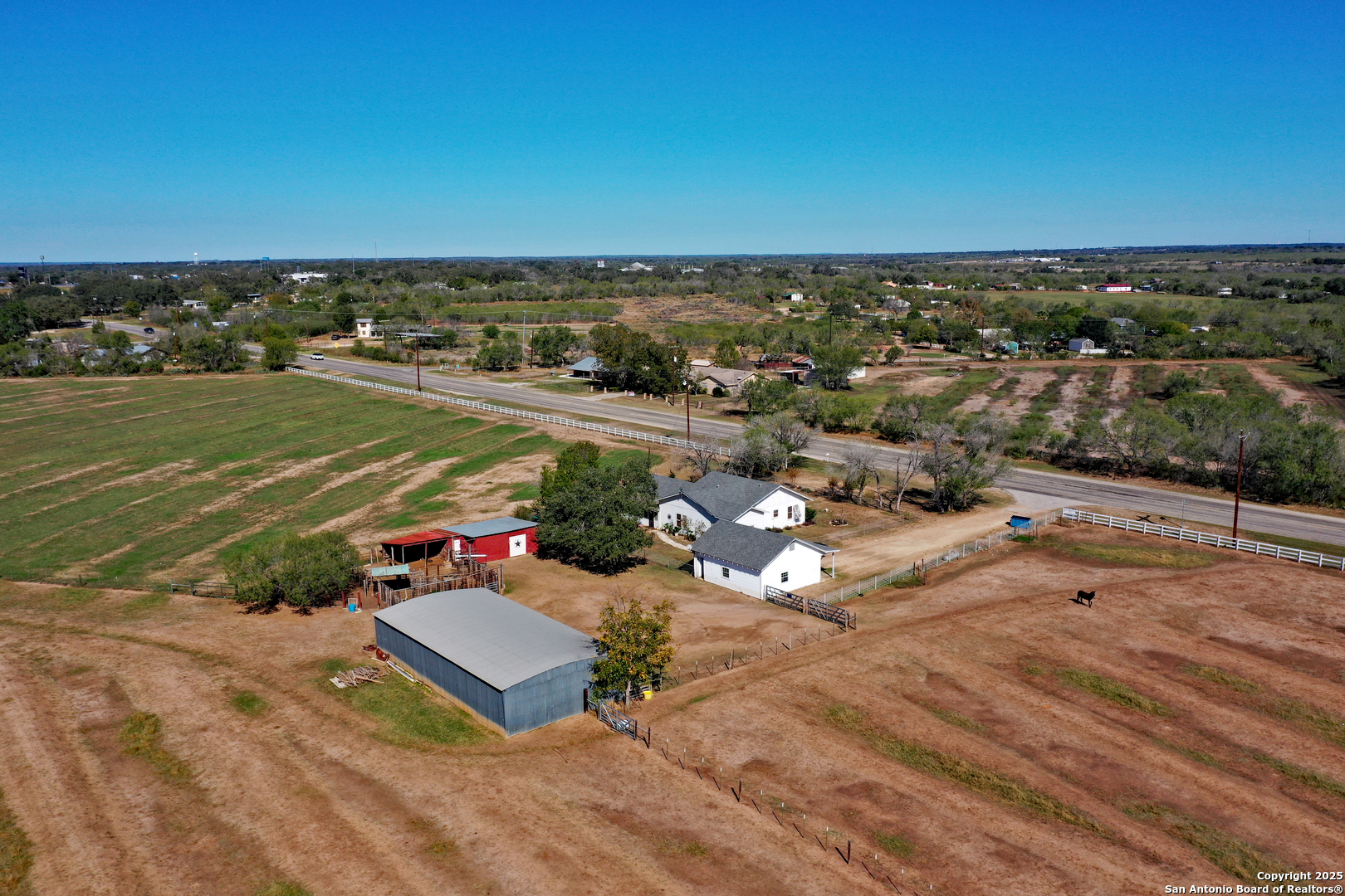 461 Highway 173 S Devine TX 78016