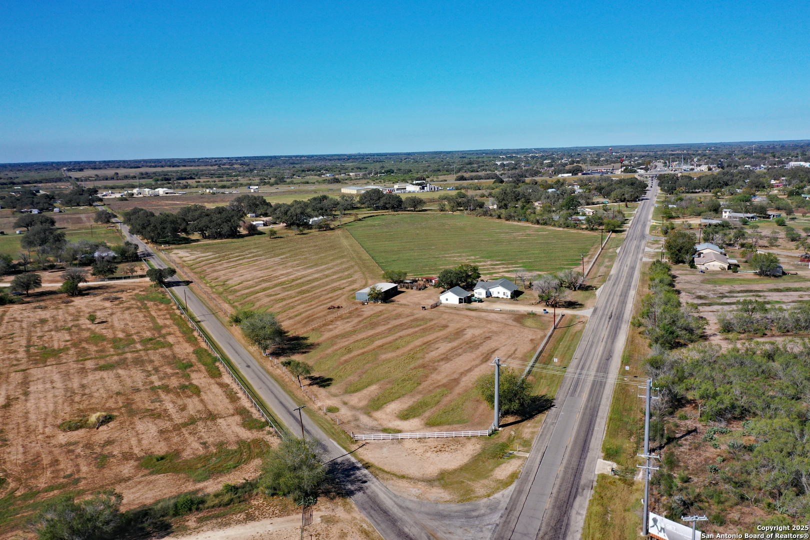 461 Highway 173 S Devine TX 78016