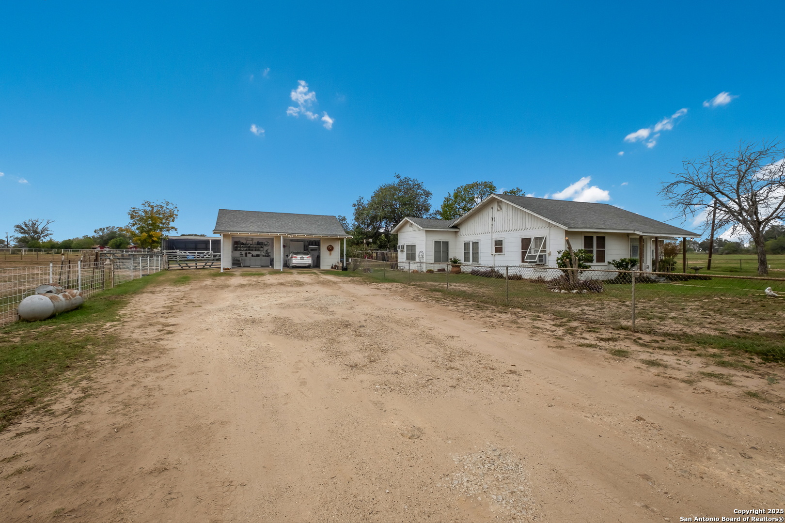 461 Highway 173 S Devine TX 78016