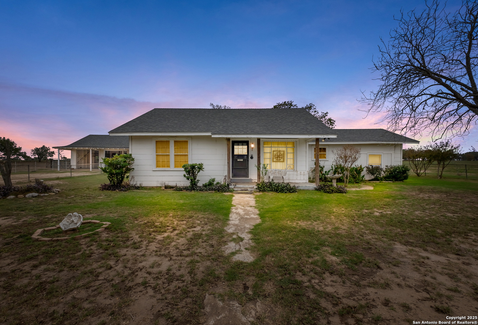 461 Highway 173 S Devine TX 78016