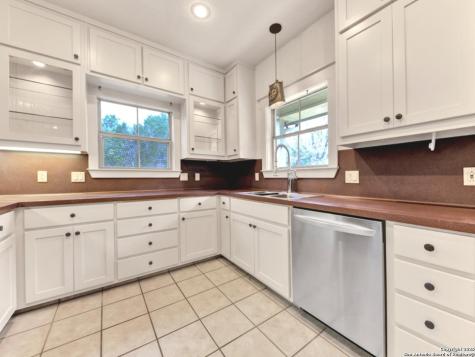 1210 Whispering Woods New Braunfels TX 78132