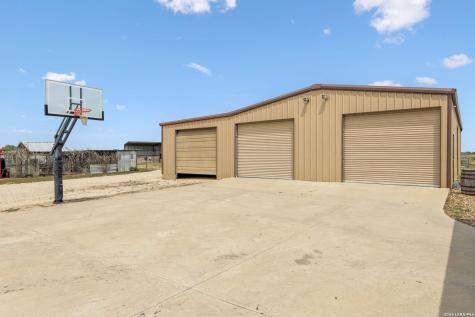 2655 Cr 233 Gillett TX 78116