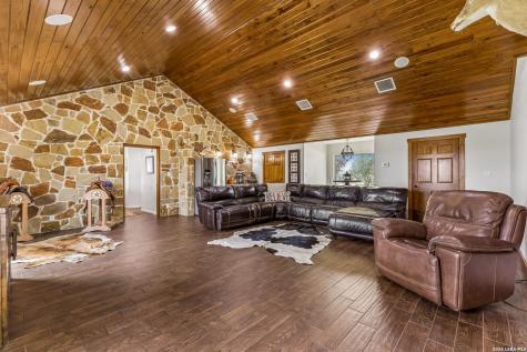 2655 Cr 233 Gillett TX 78116