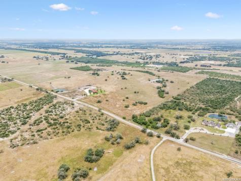2655 Cr 233 Gillett TX 78116