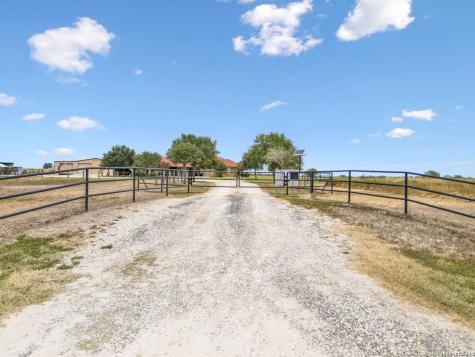 2655 Cr 233 Gillett TX 78116