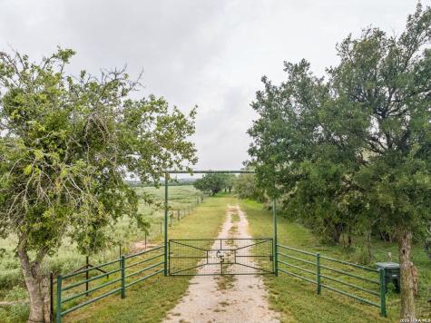 9611 Wilke Road Kingsbury TX 78638