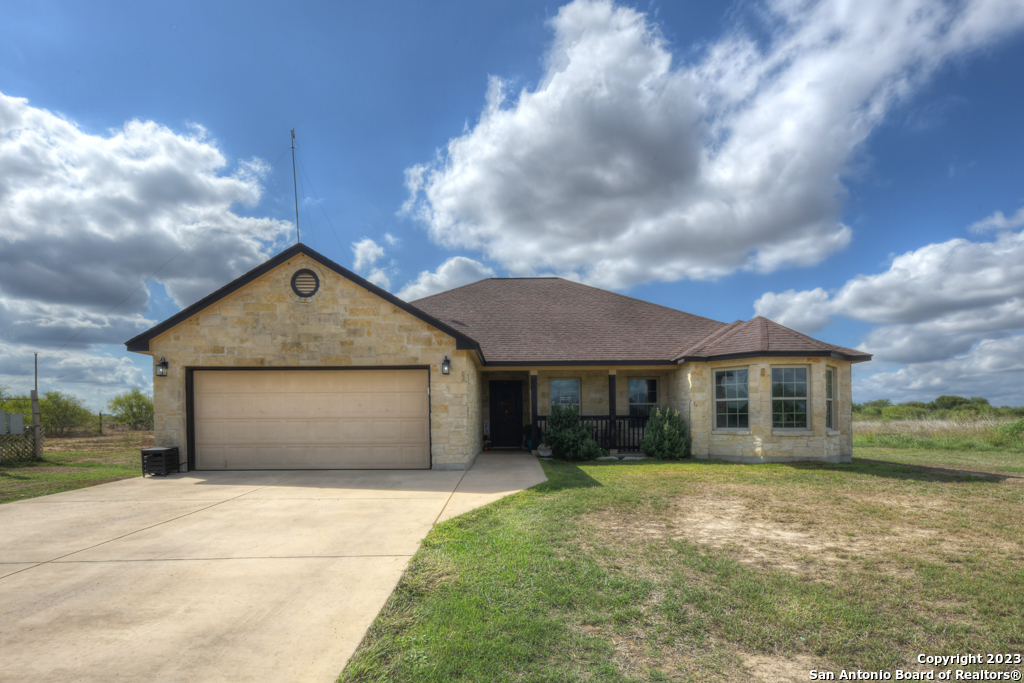 4215 Lucas Road Floresville TX 78114