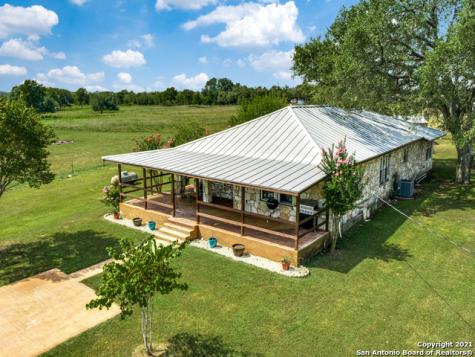 17188 Wildhorse Pass Marion TX 78124