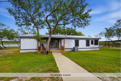 1958 County Road 237 Falls City TX 78113