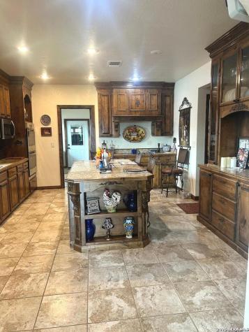 2712 N State Highway 80 Nixon TX 78140